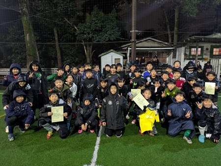 【全体写真】<BR><BR>高学年になると球際、競り合いのプレーに迫力あるね! Highslide JS